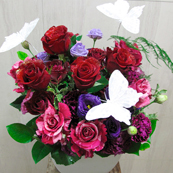 還暦祝い 60歳の誕生日に贈る花  赤バラのシックなアレンジメント